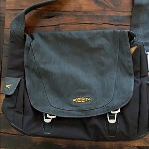 KEEN Over the shoulder large travel bag